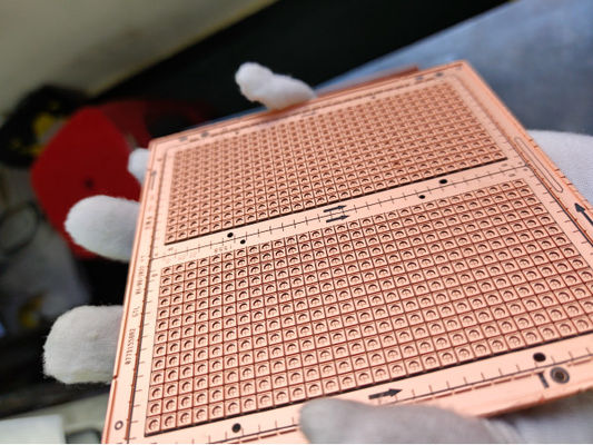 Άμεση μηχανή εκτύπωσης λέιζερ υψηλής ακρίβειας με 405 nm/25-50 W για τον αύξοντα αριθμό